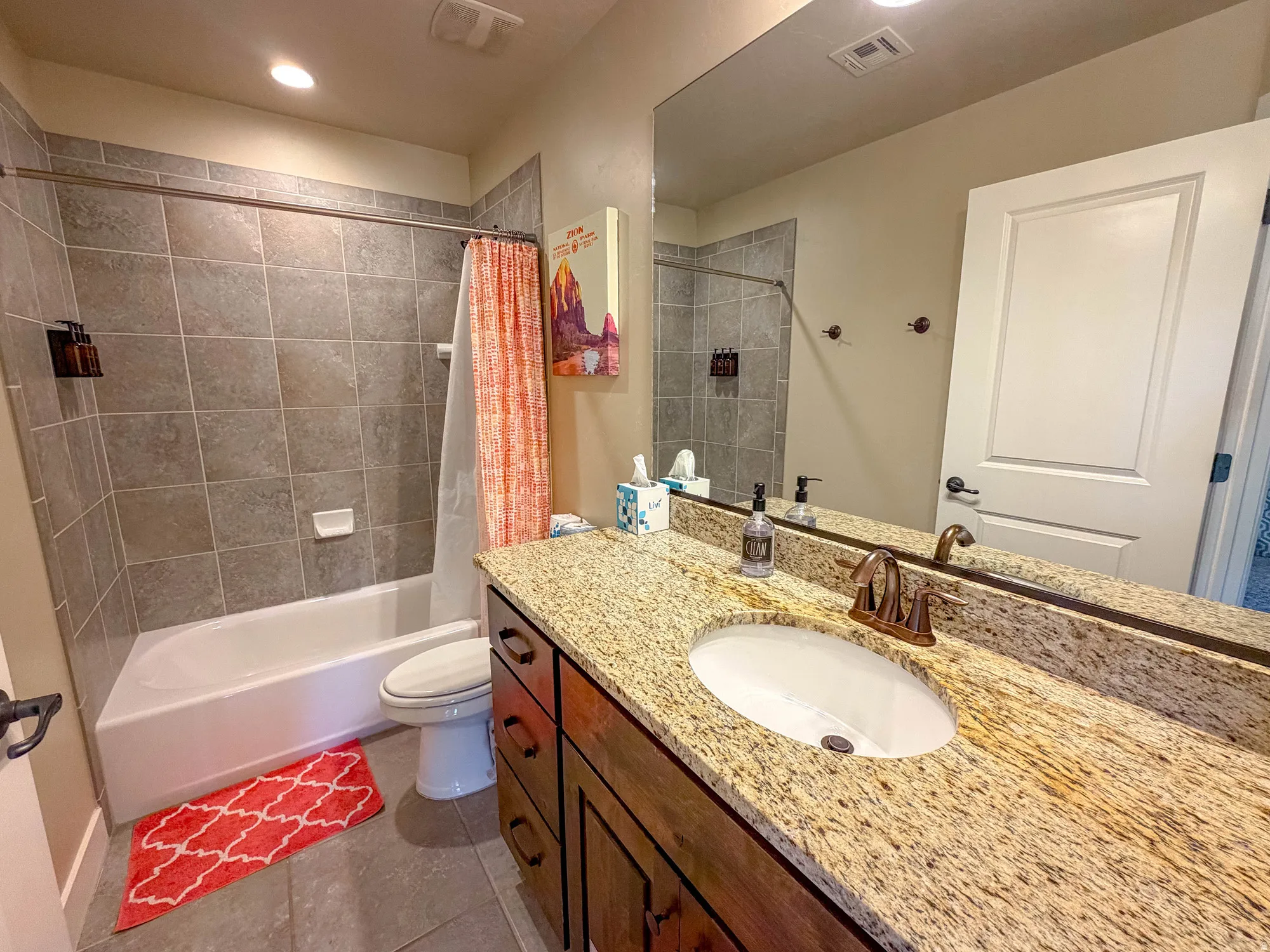 un suite bathroom to bedroom #2