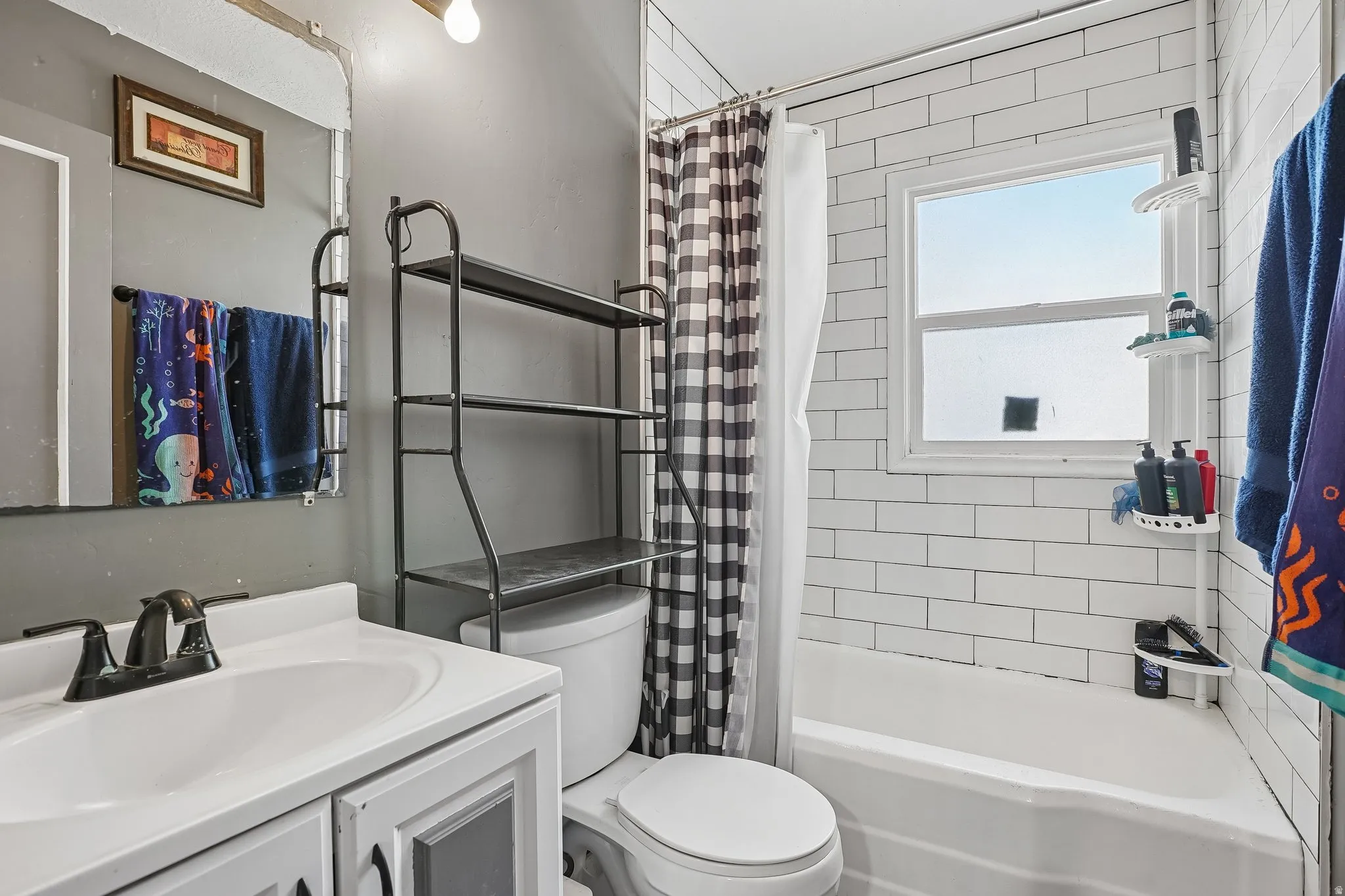 Upstairs Full Bathroom