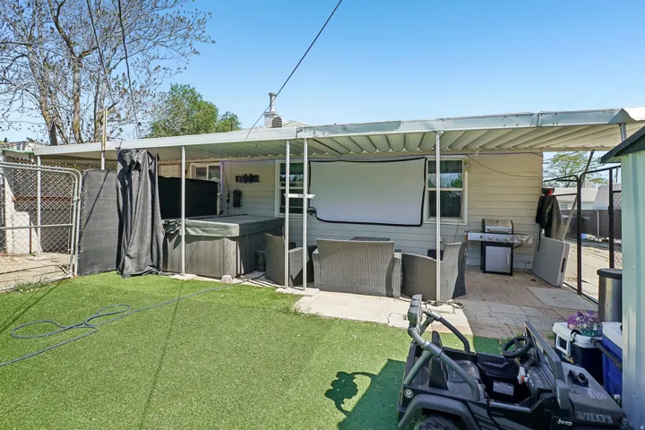 Covered Patio w/Hot Tub