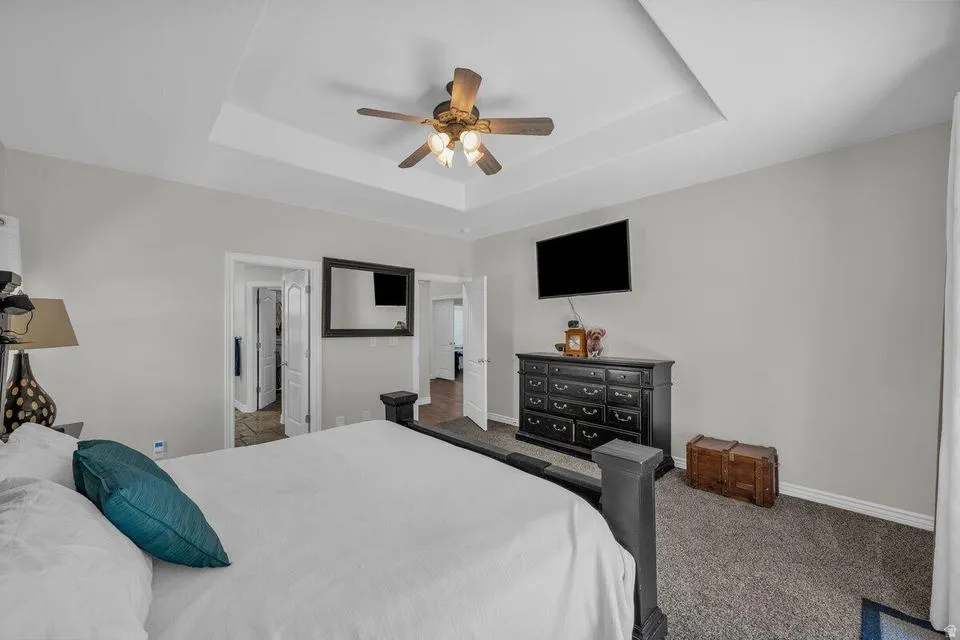 Tray ceiling with a ceiling fan light fixture
