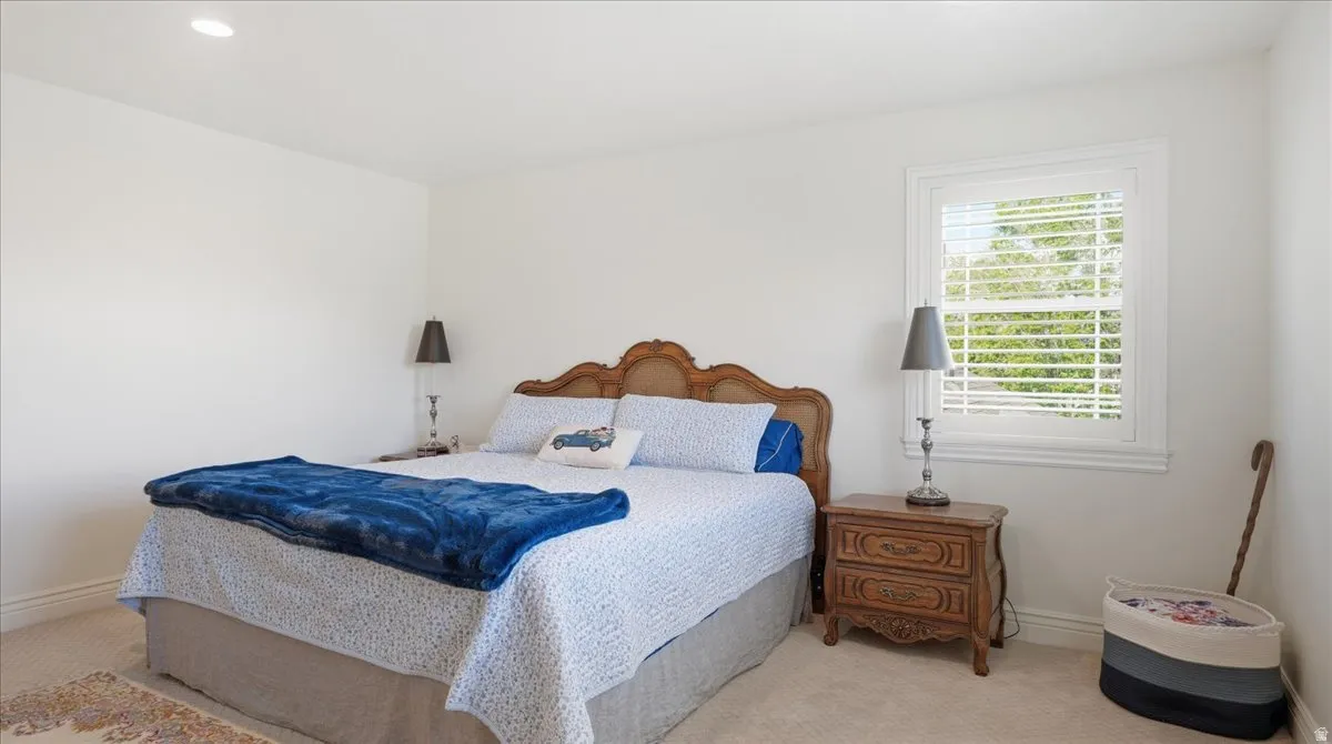 Neutral wall tones with recessed lighting