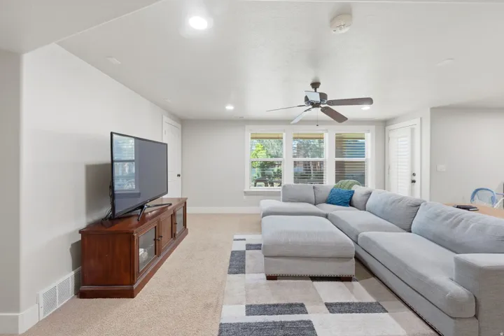 1683 N Main St, Centerville, Utah 84014