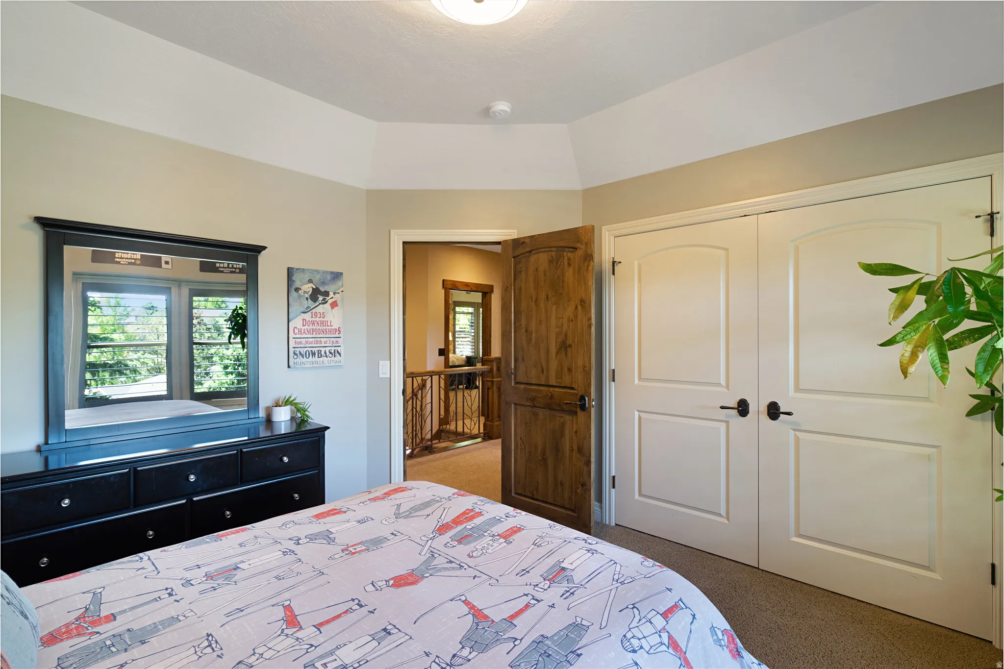 Tray ceiling with recessed lighting
