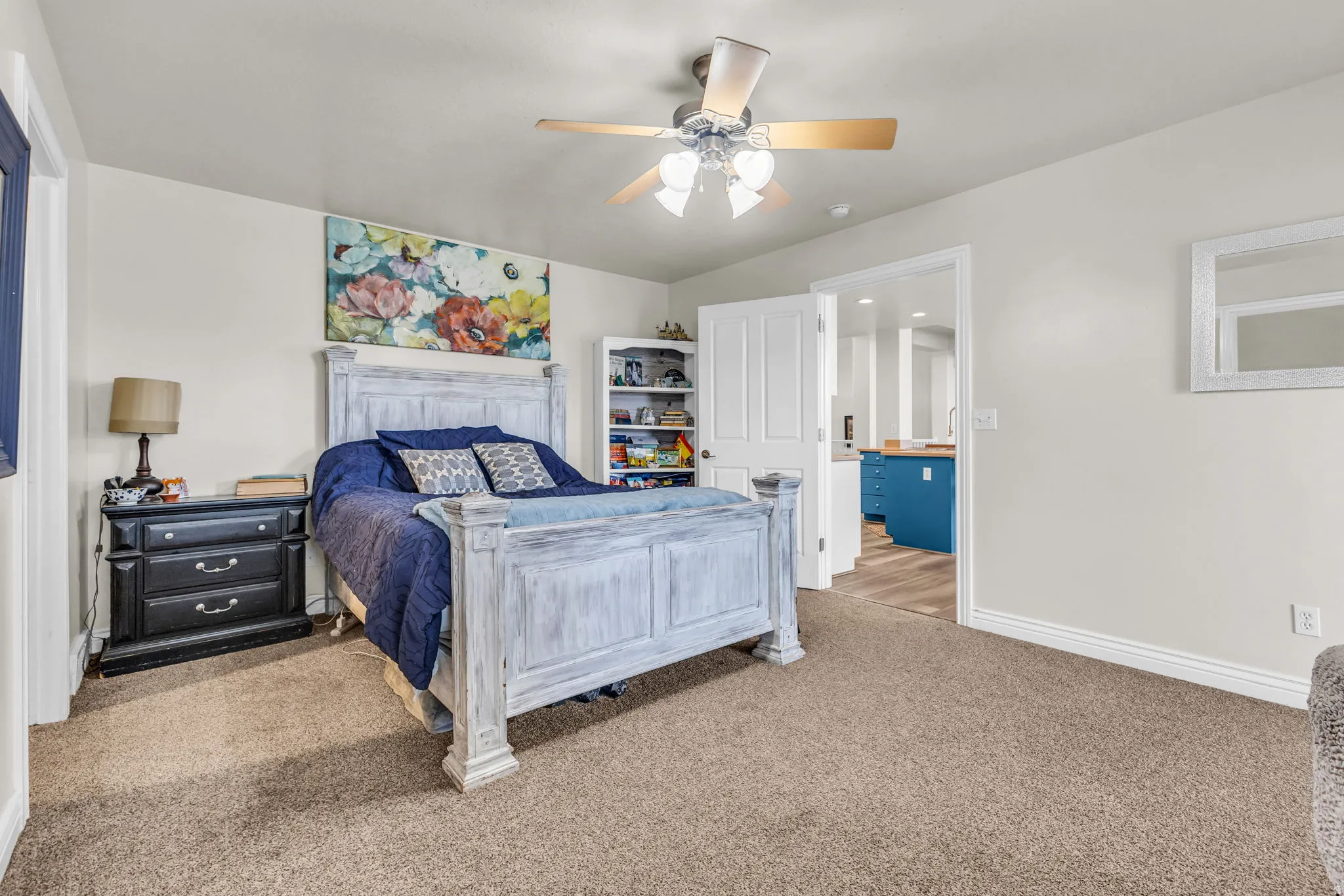 Carpeted room with a ceiling fan light fixture