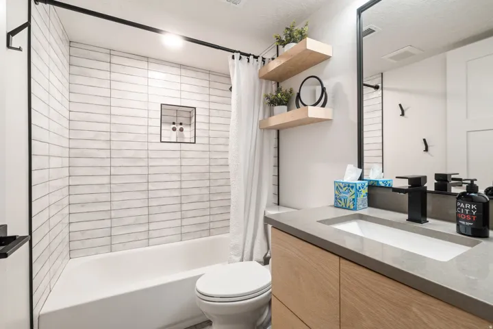 Bathroom featuring a tub/shower combination with subway tile surround and a tiled shower niche