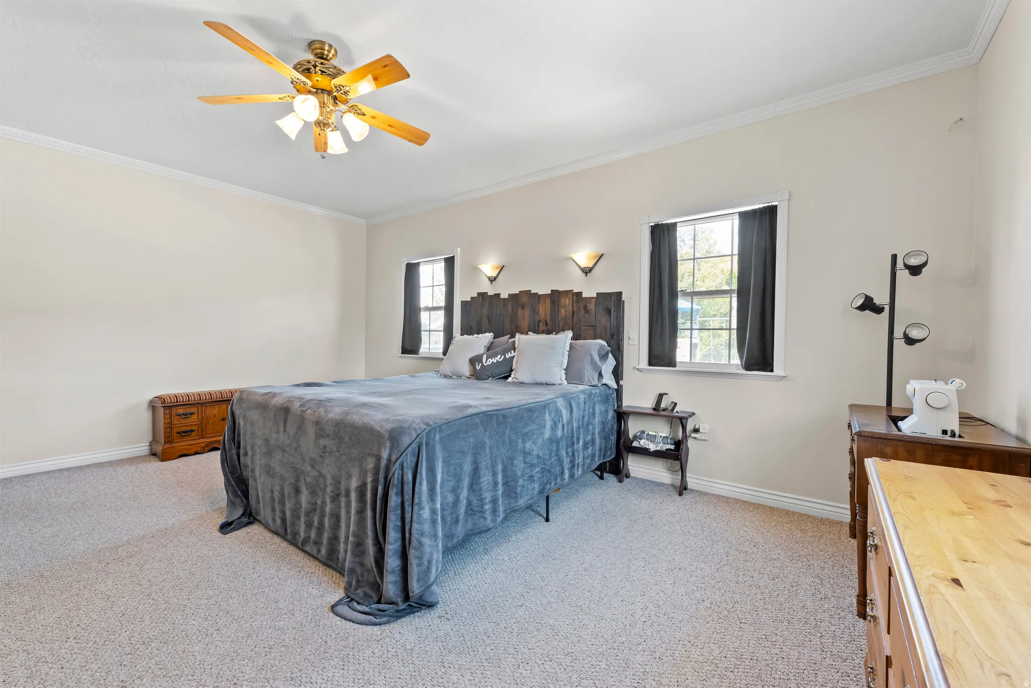 Spacious room featuring neutral carpeting and light-toned walls