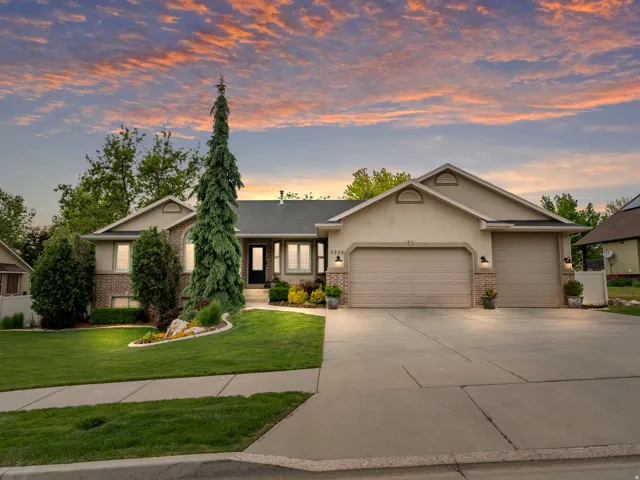 Contemporary ranch-style residence featuring a brick and stucco exterior