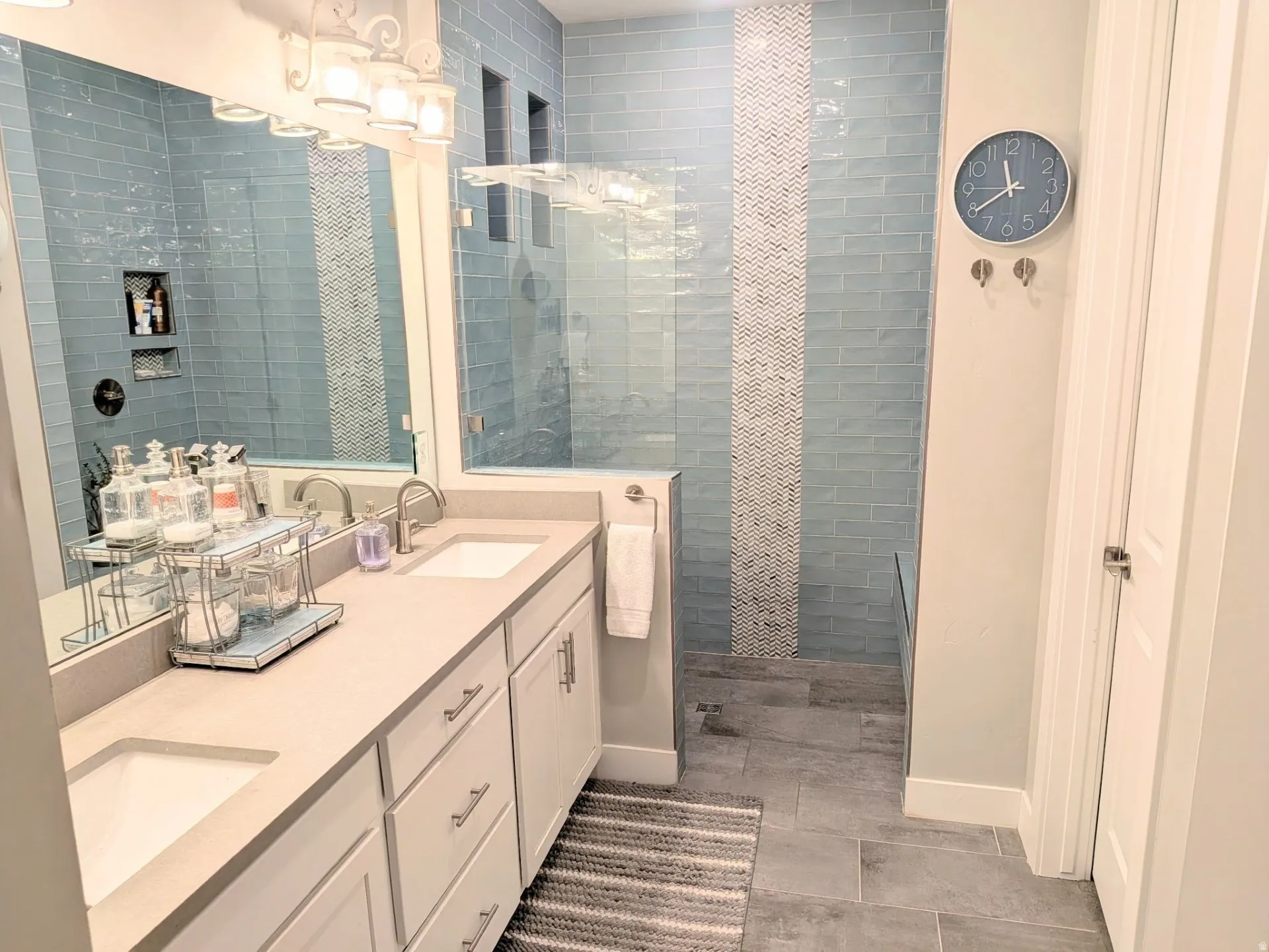 Dual vanity with undermount sinks and light-toned countertops