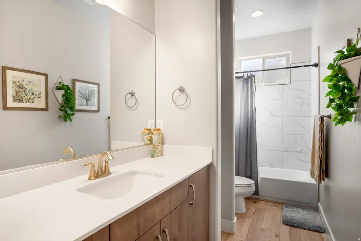 Full Bath 2 - Love the door diving sinks, form toilet and tub/shower