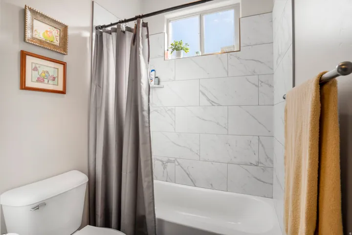 Full Bath 2 - Toilet, Tub/Shower area