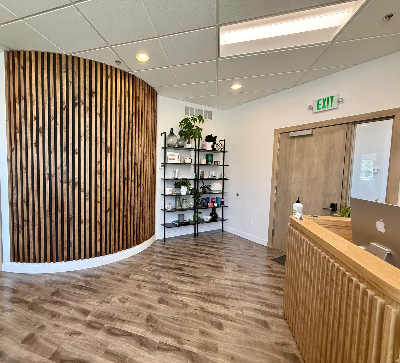 Curved wood slat accent wall with recessed lighting