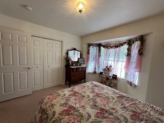 Recessed bay window area with window blinds and decorative valance