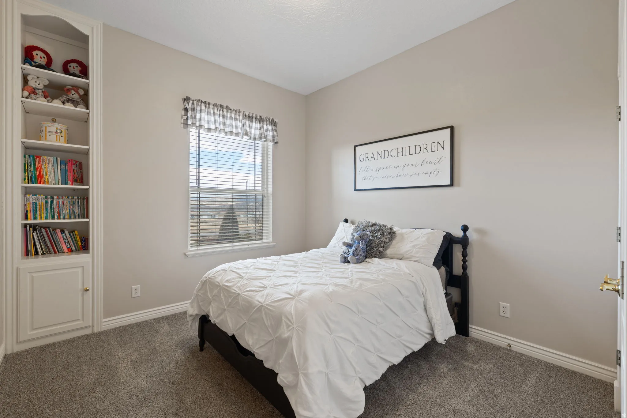 Bedroom number 2, with built-in bookshelf