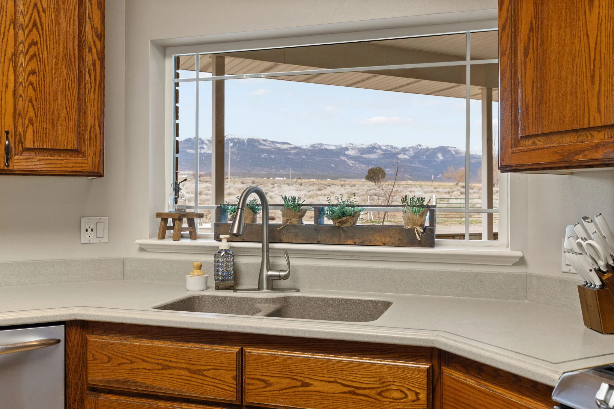 Picture-window with beautiful views of the iconic Horseshoe Mountain