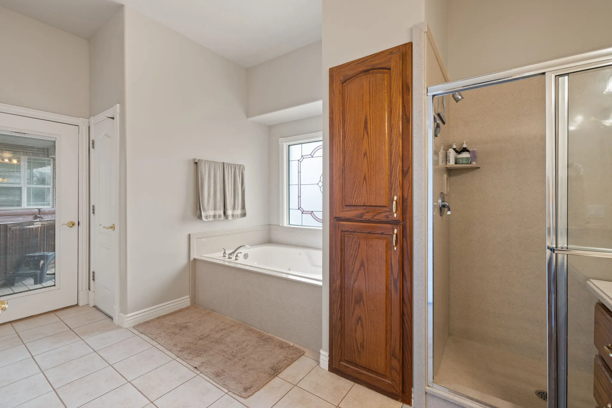 Primary en-suite with separate jetted tub and shower with direct access to the Lanai and outdoor hot tub