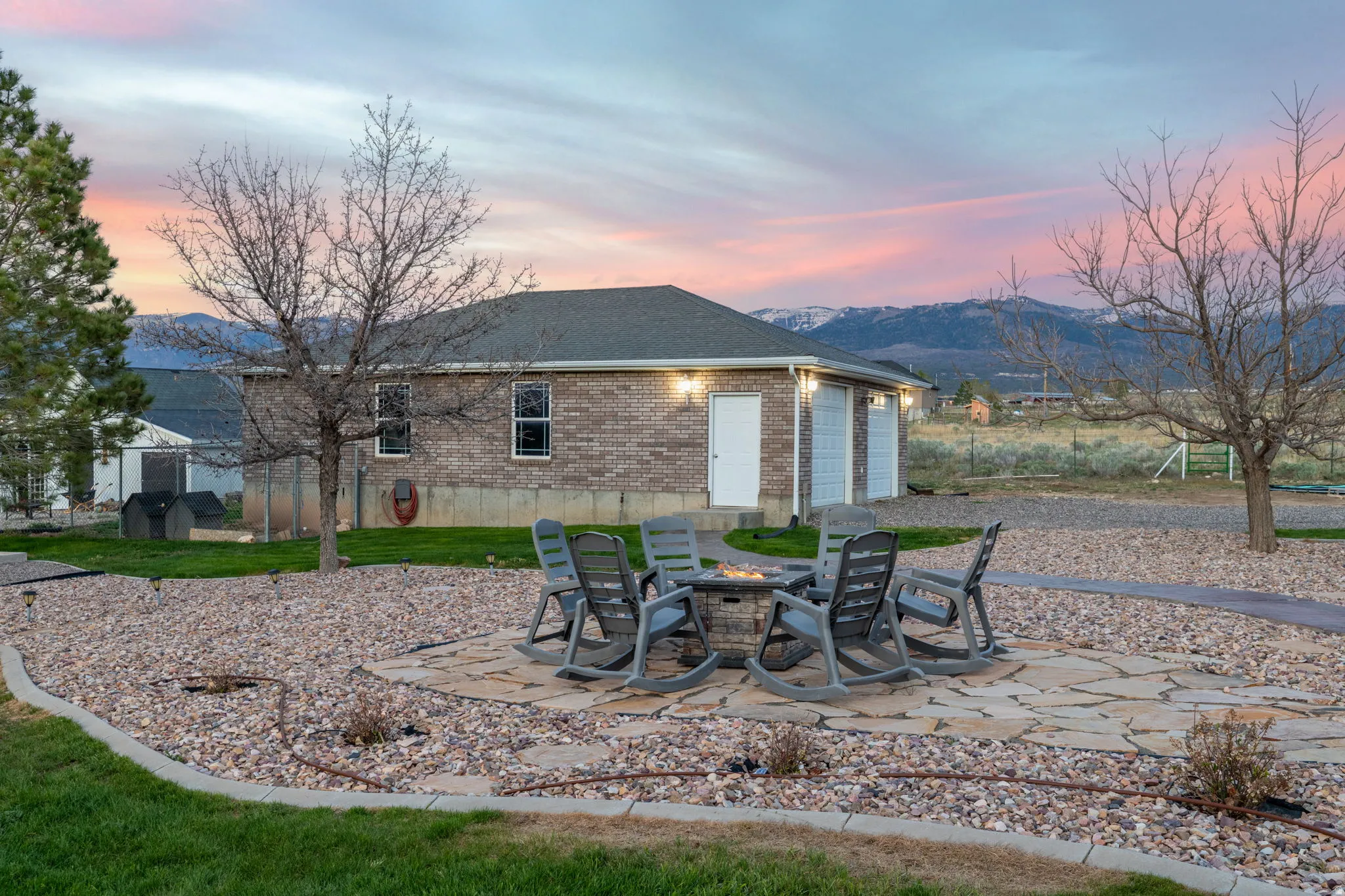 Cozy Gas Firepit and Detached 40x26' Garage/Shop