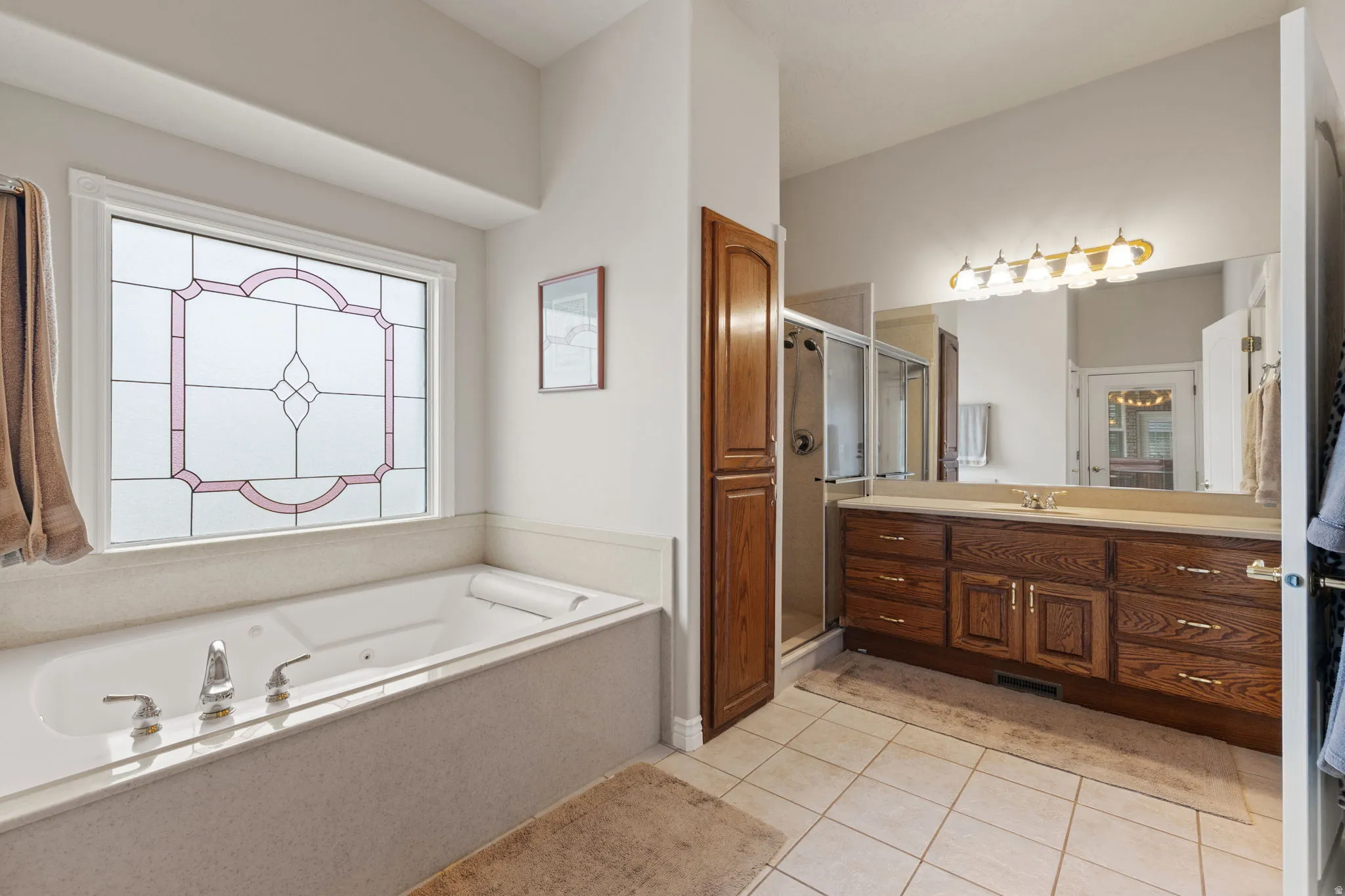 Primary en-suite with separate jetted tub and shower with direct access to the Lanai and outdoor hot tub