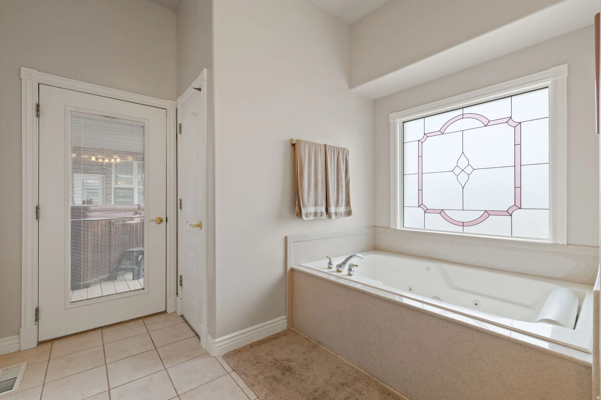 Primary en-suite with separate jetted tub and shower with direct access to the Lanai and outdoor hot tub