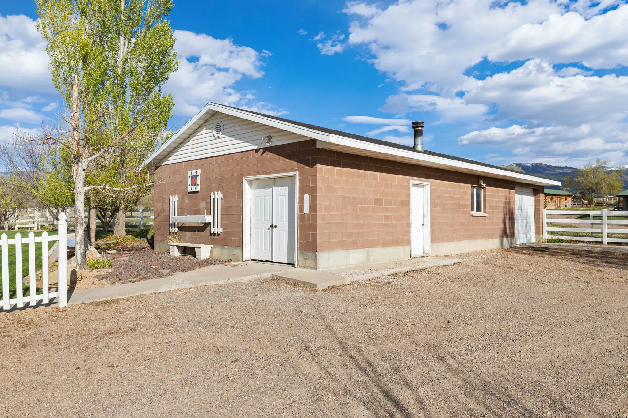 Detached garage/workshop
