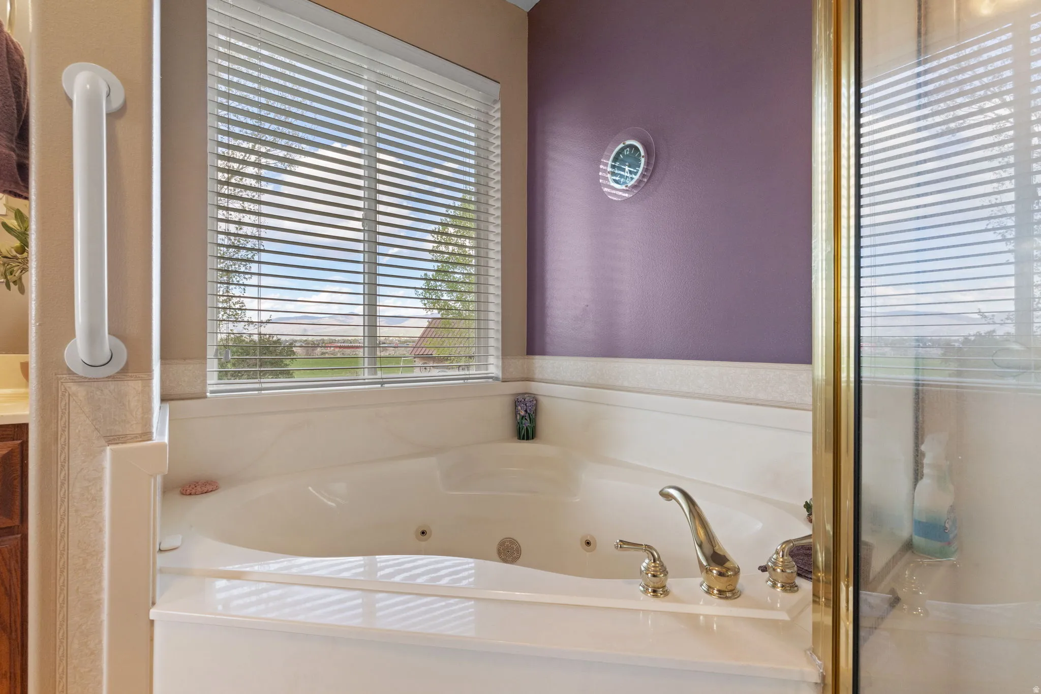 Primary en-suite with corner jetted tub