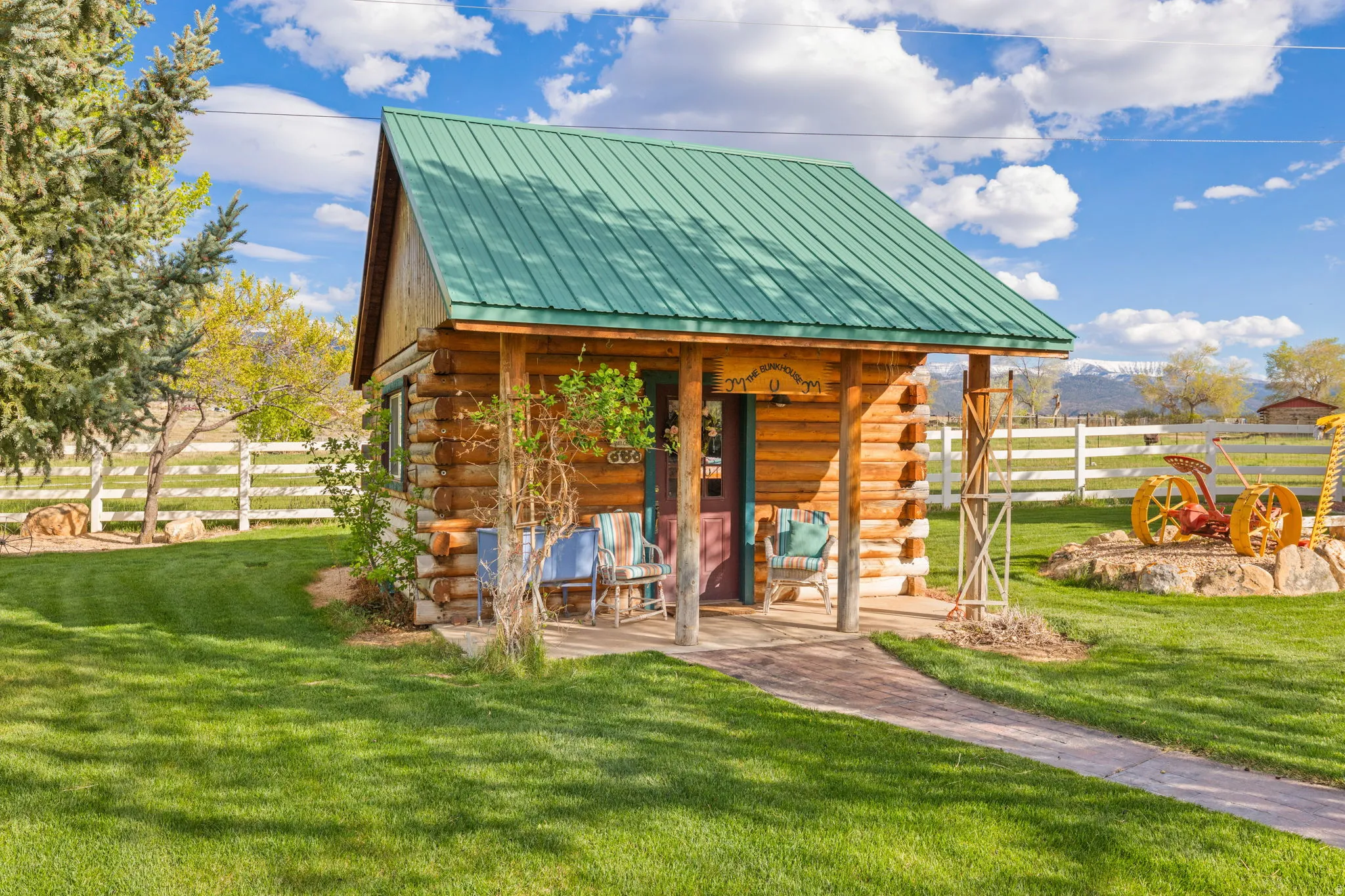 Antique Cabin Bunkhouse
