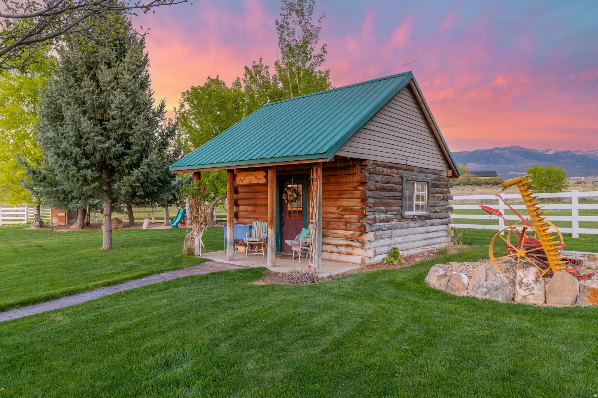 Antique Cabin Bunkhouse