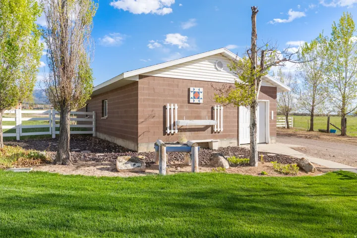 Detached garage/workshop