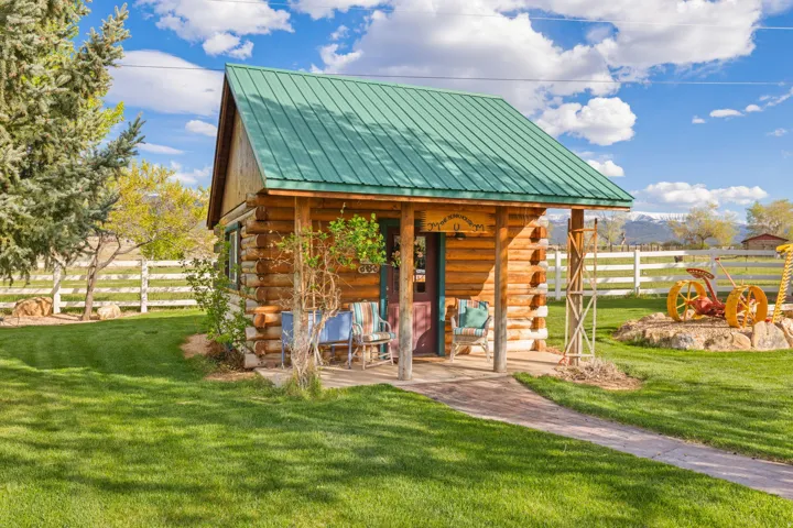 Antique Cabin Bunkhouse