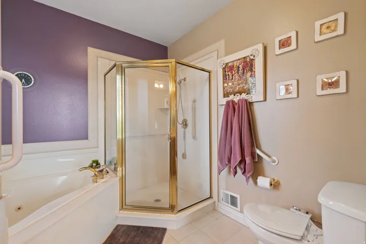Primary en-suite with separate shower and jetted tub