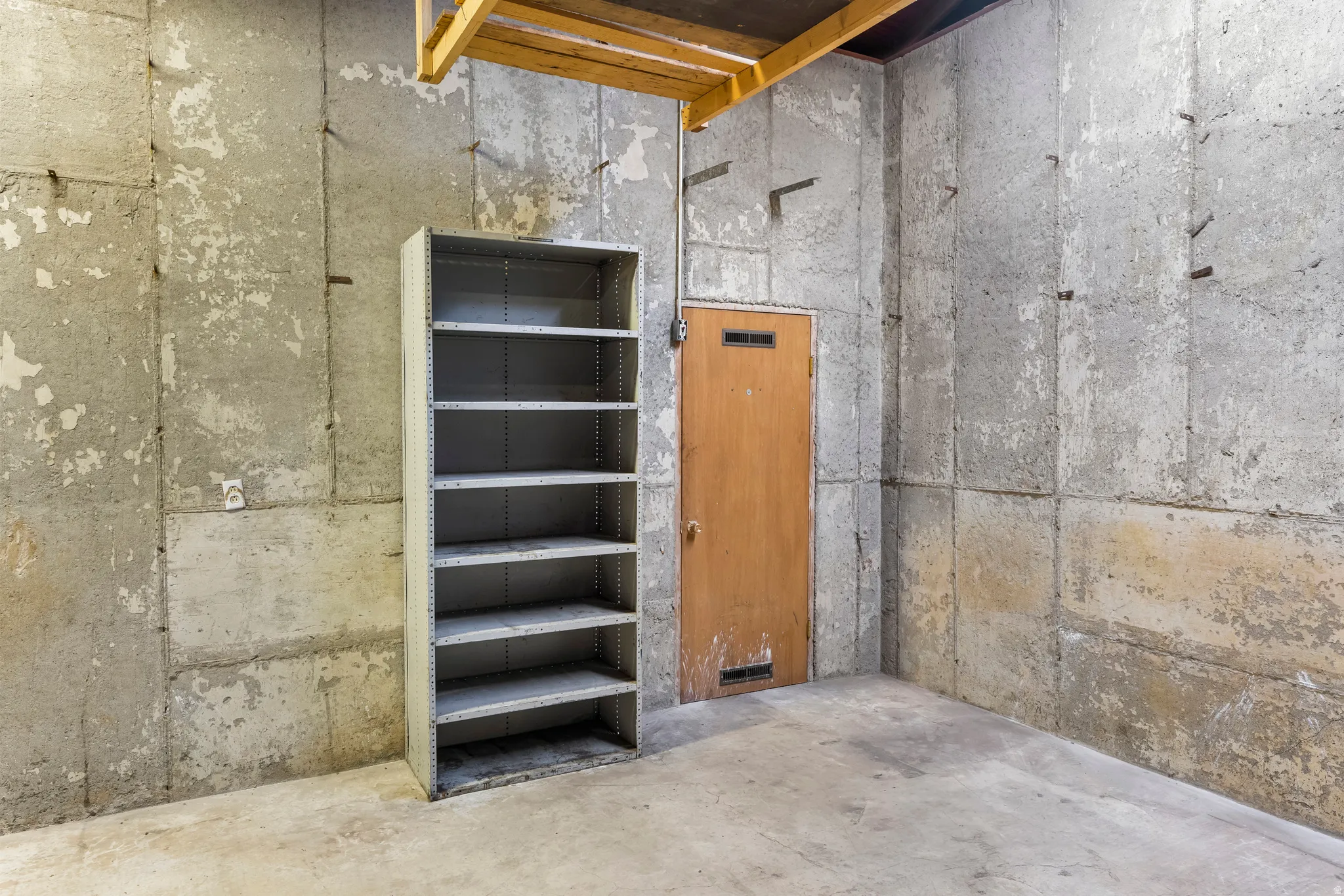 Concrete wall construction with exposed ceiling joists