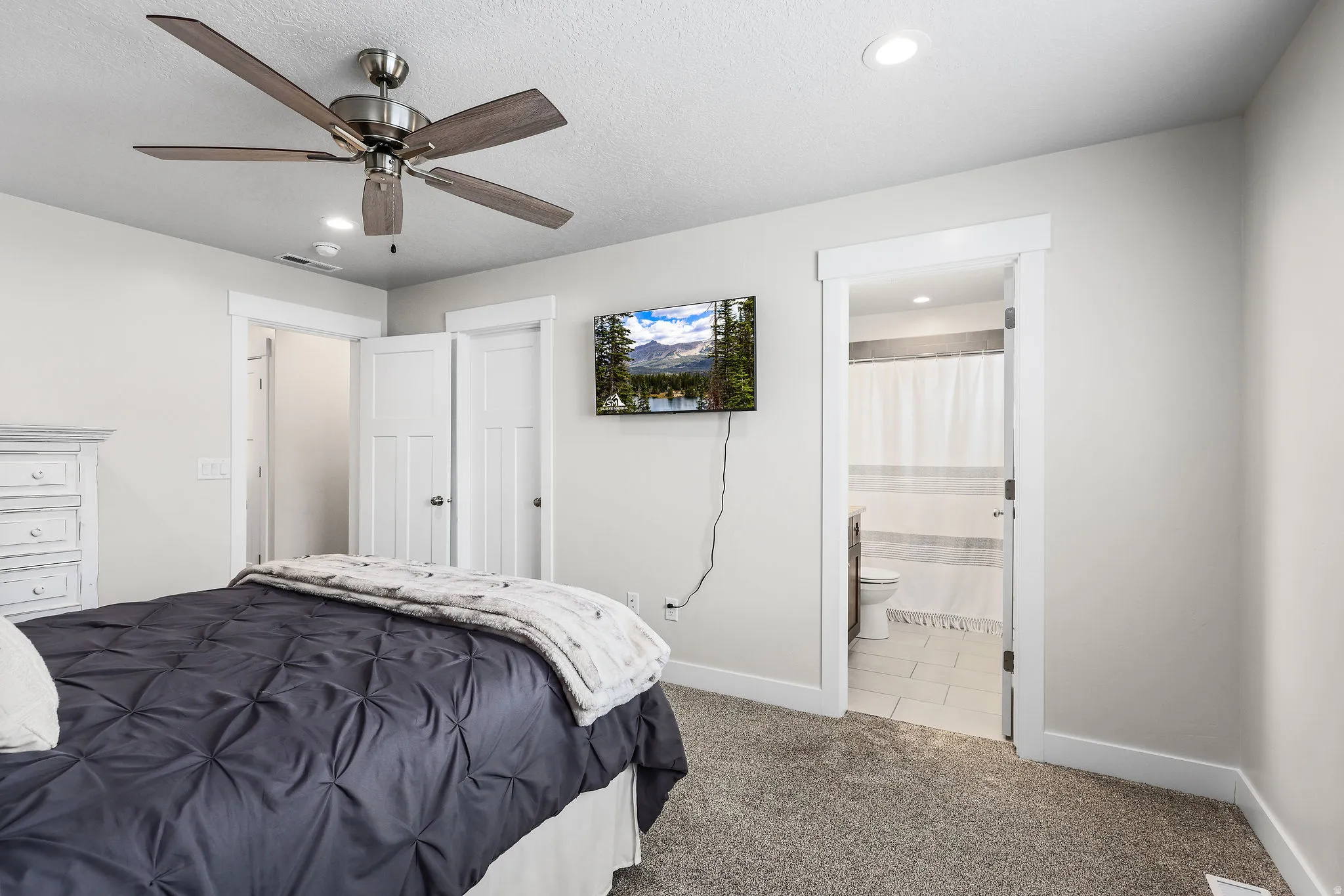 Carpeted room with recessed lighting and a ceiling fan