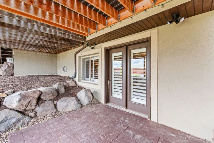 Walk Out Basement Entry
