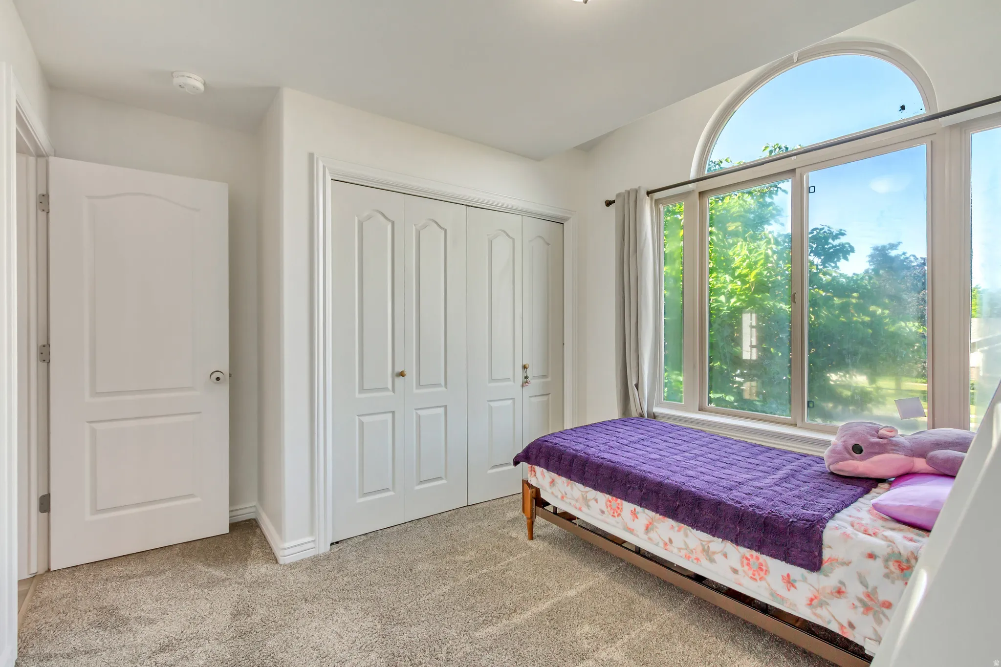 Large arched window feature with multiple panes