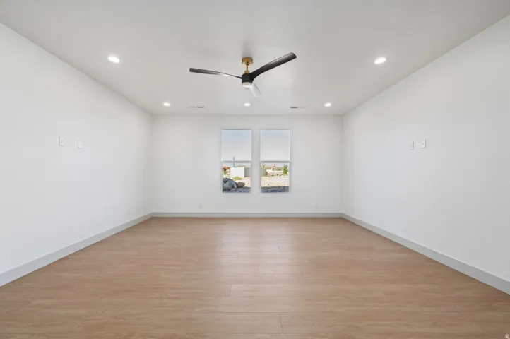 *Photo of similar unit*