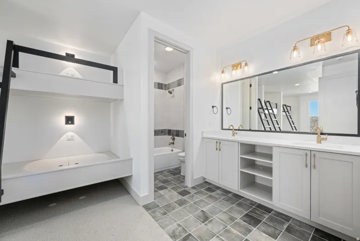 *Photo of similar unit*