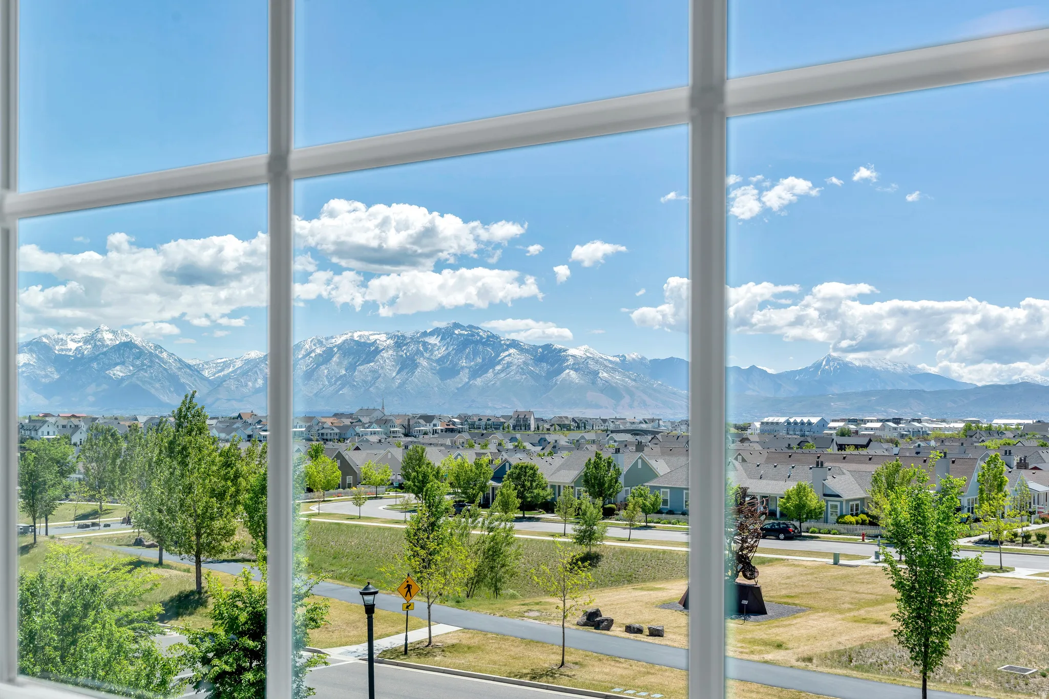 Stunning Wasatch mountain views! Art Walk & trails across the street