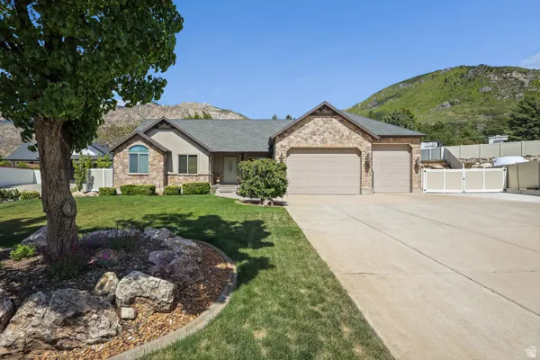 Beautiful ranch style home located on a Cul-de-sac with Mountain Views!