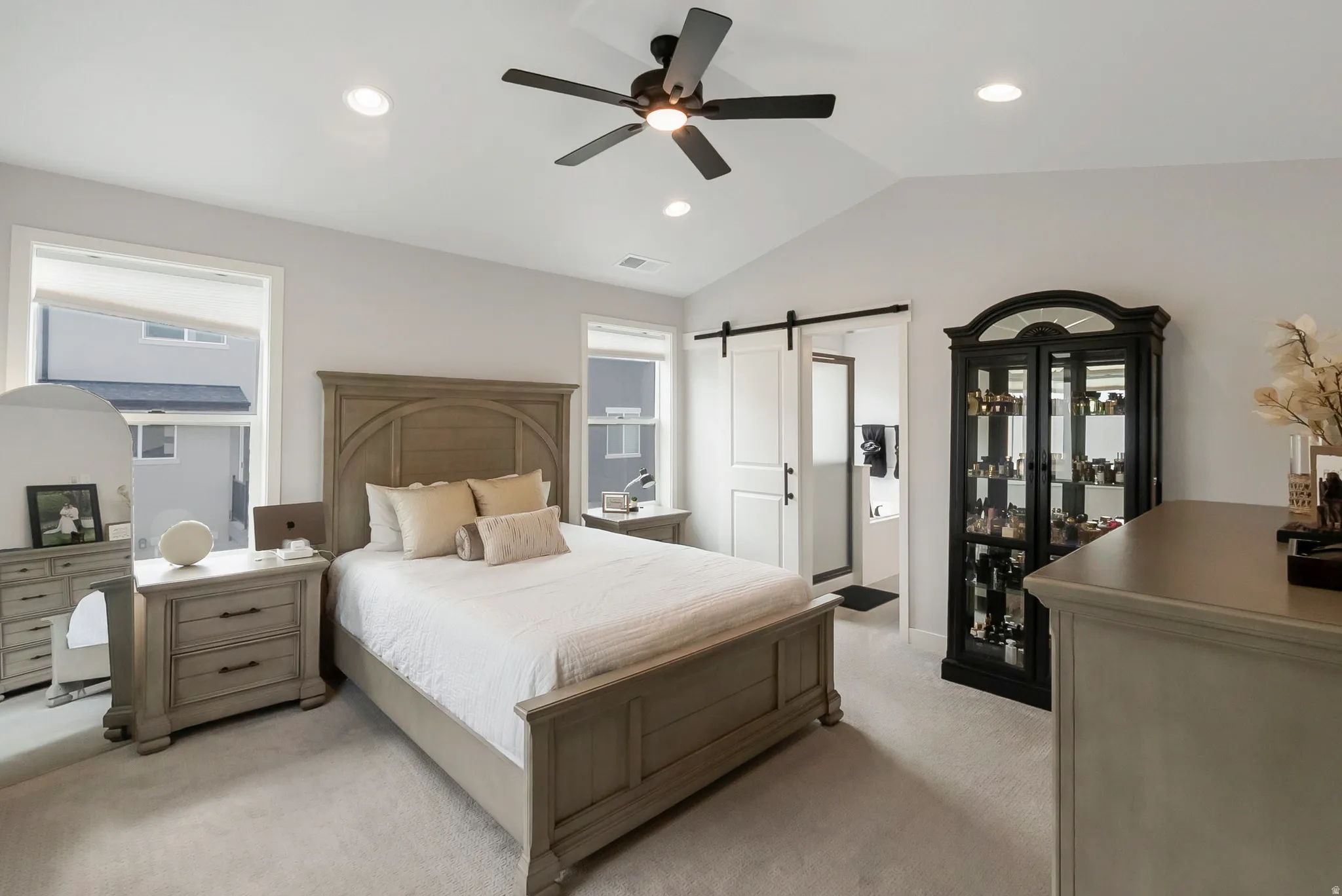 Vaulted ceiling with recessed lighting and ceiling fan
