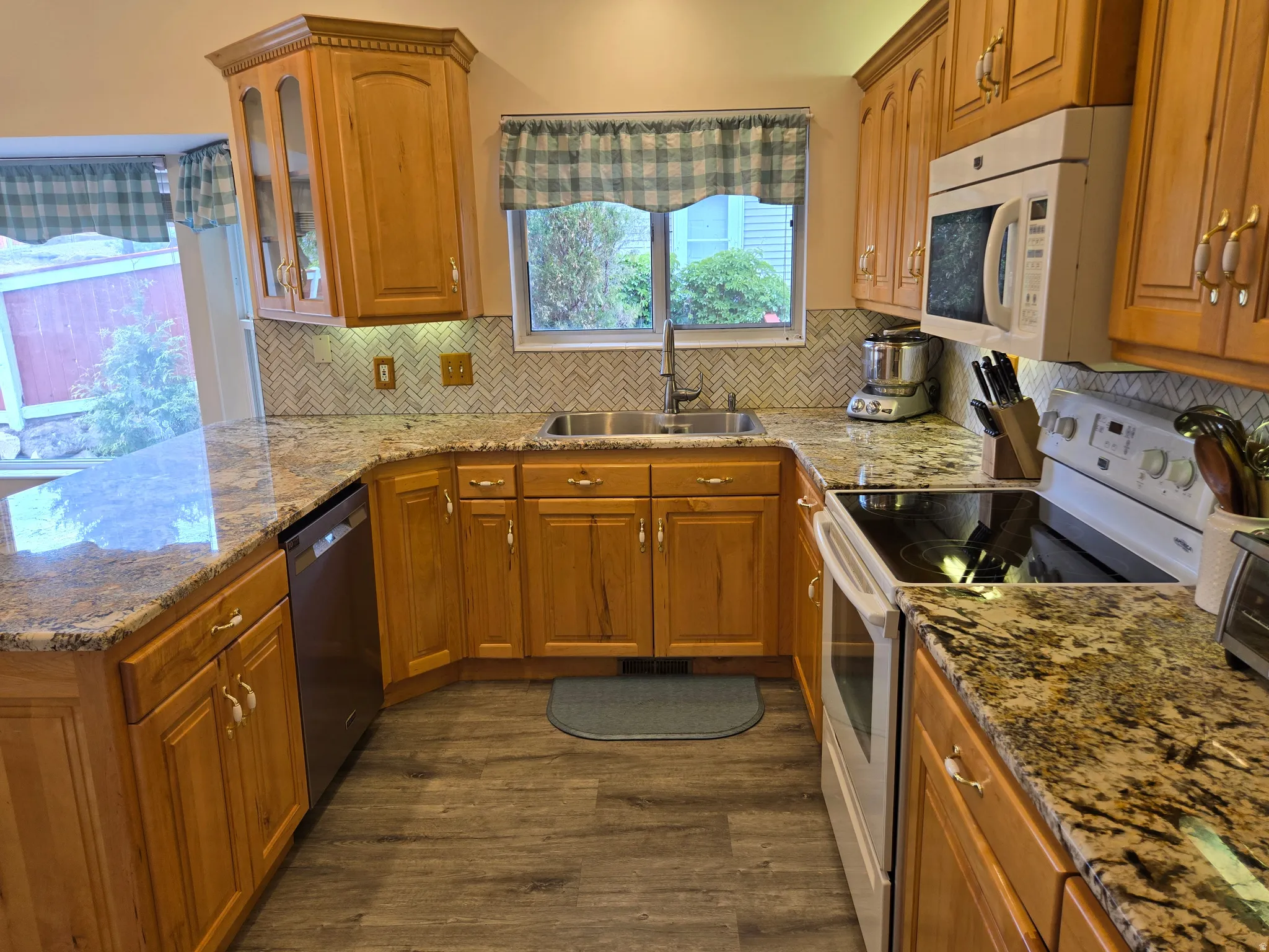 U-shaped kitchen