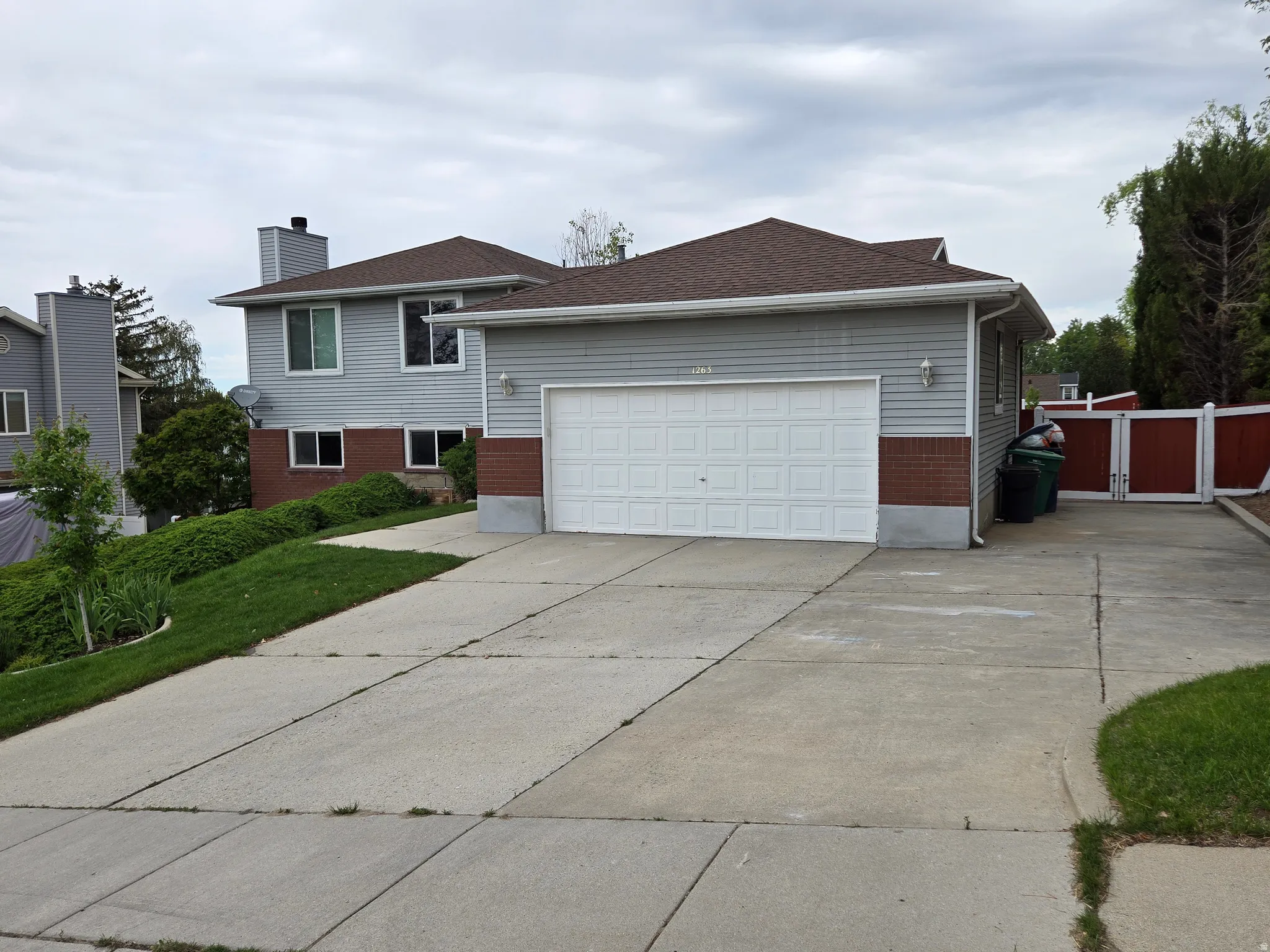 Front / 2 car garage / RV parking