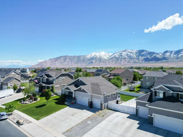 Expansive residential neighborhood featuring a variety of home styles