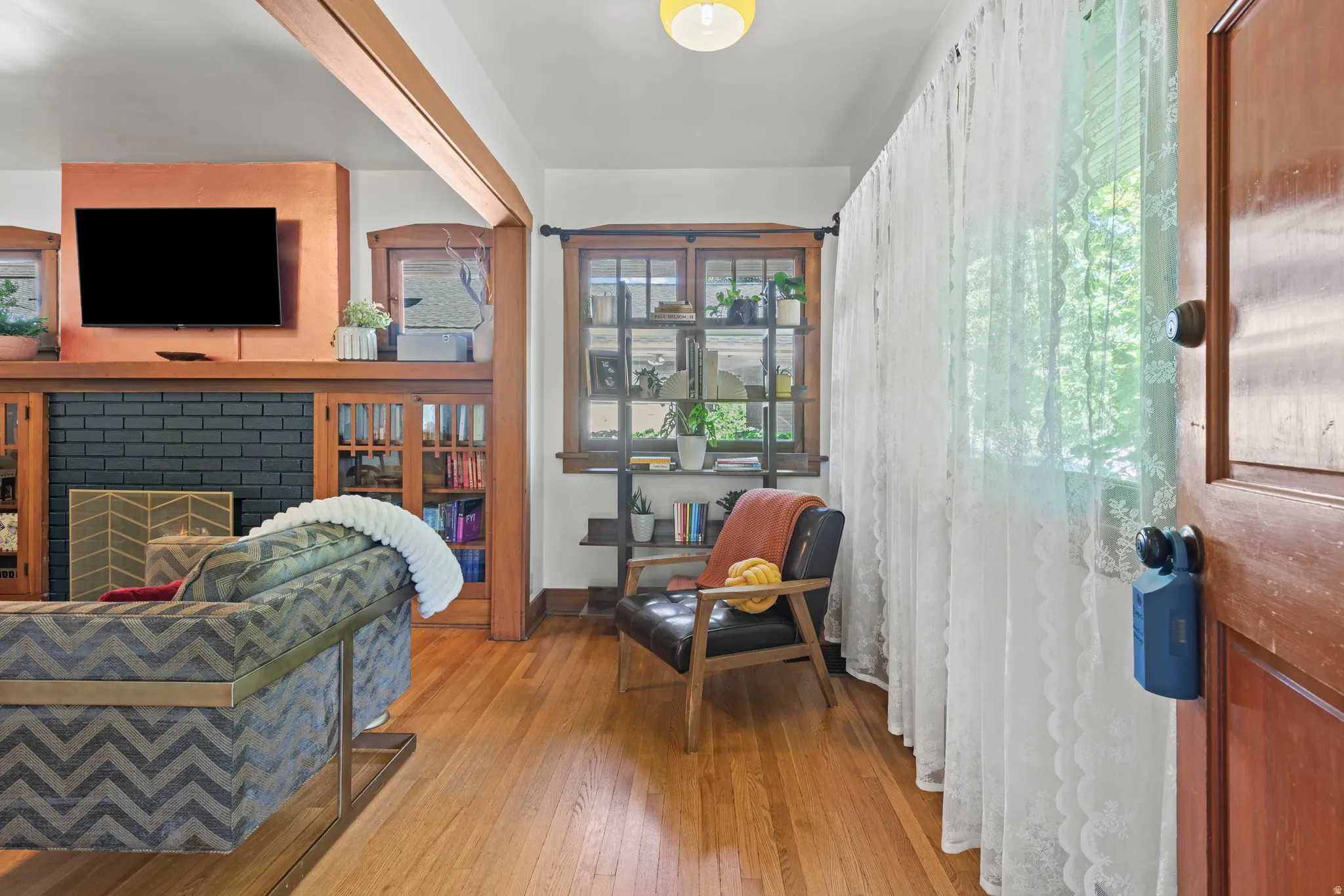 Generous (and rare) foyer/entry way with natural light to spare.