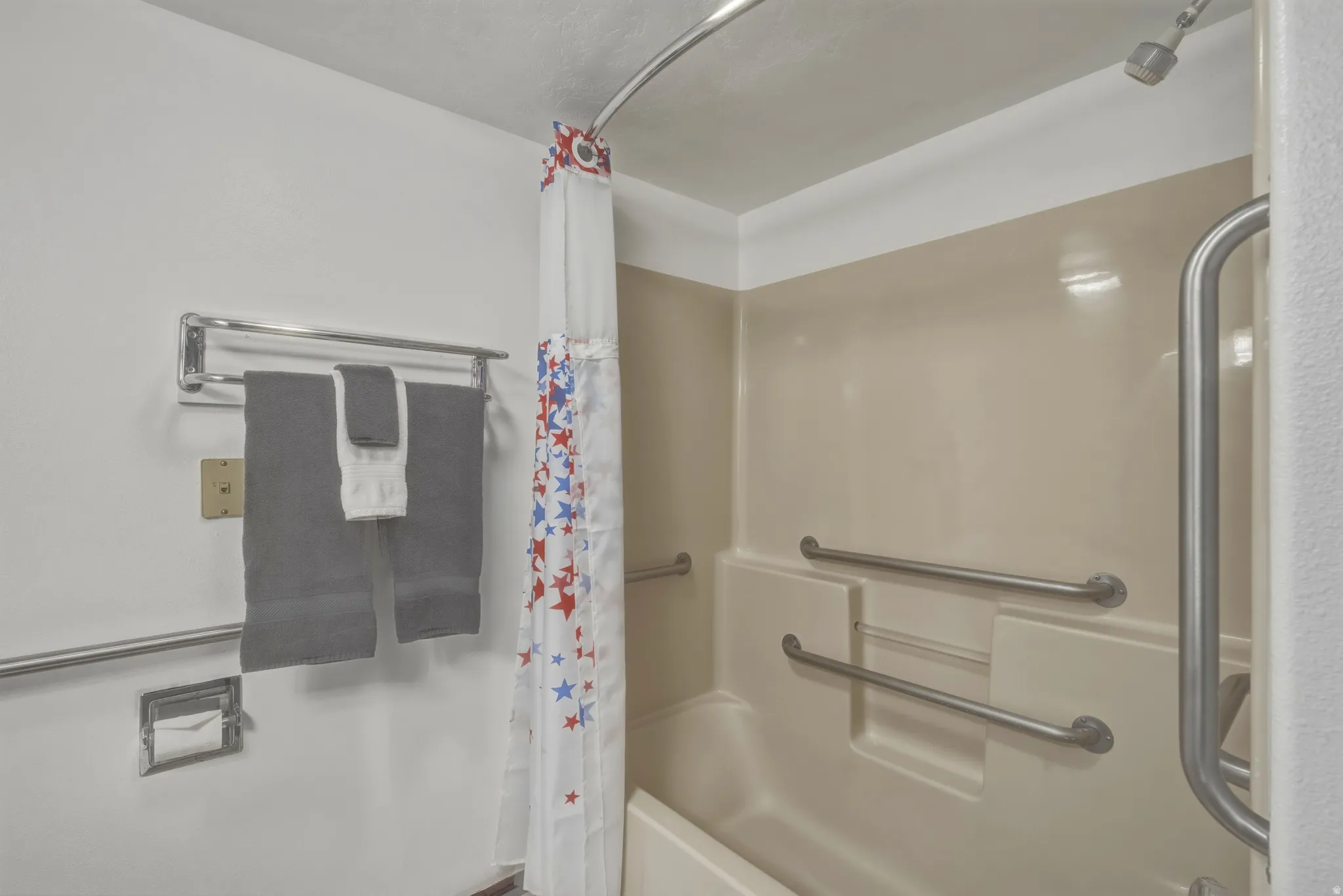 Tub/shower combination featuring a beige surround