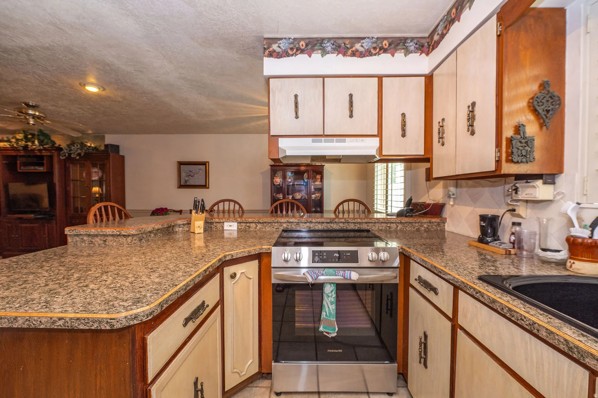 U-shaped kitchen featuring gas stove.