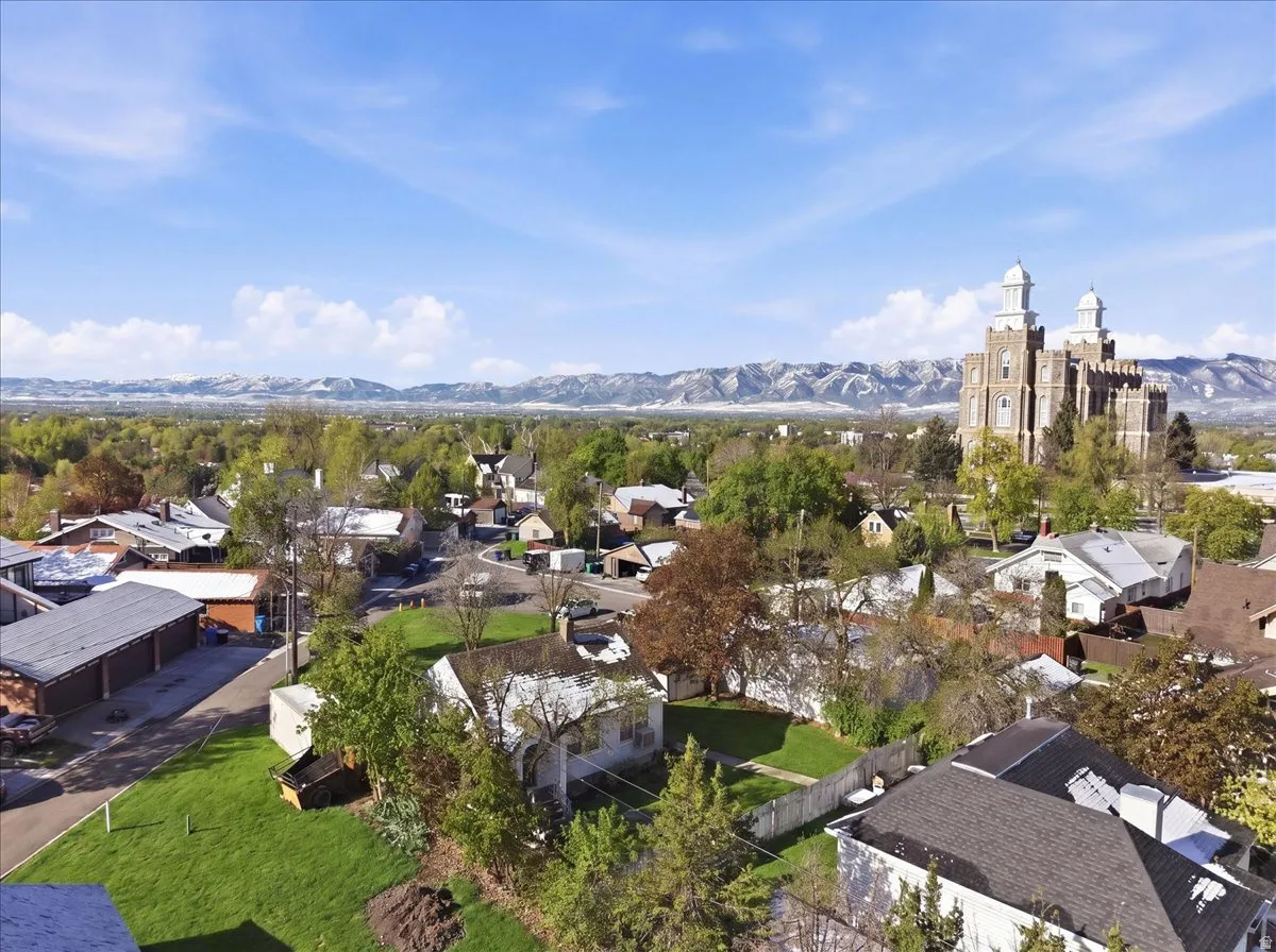 Expansive neighborhood setting featuring mature trees and established residential properties