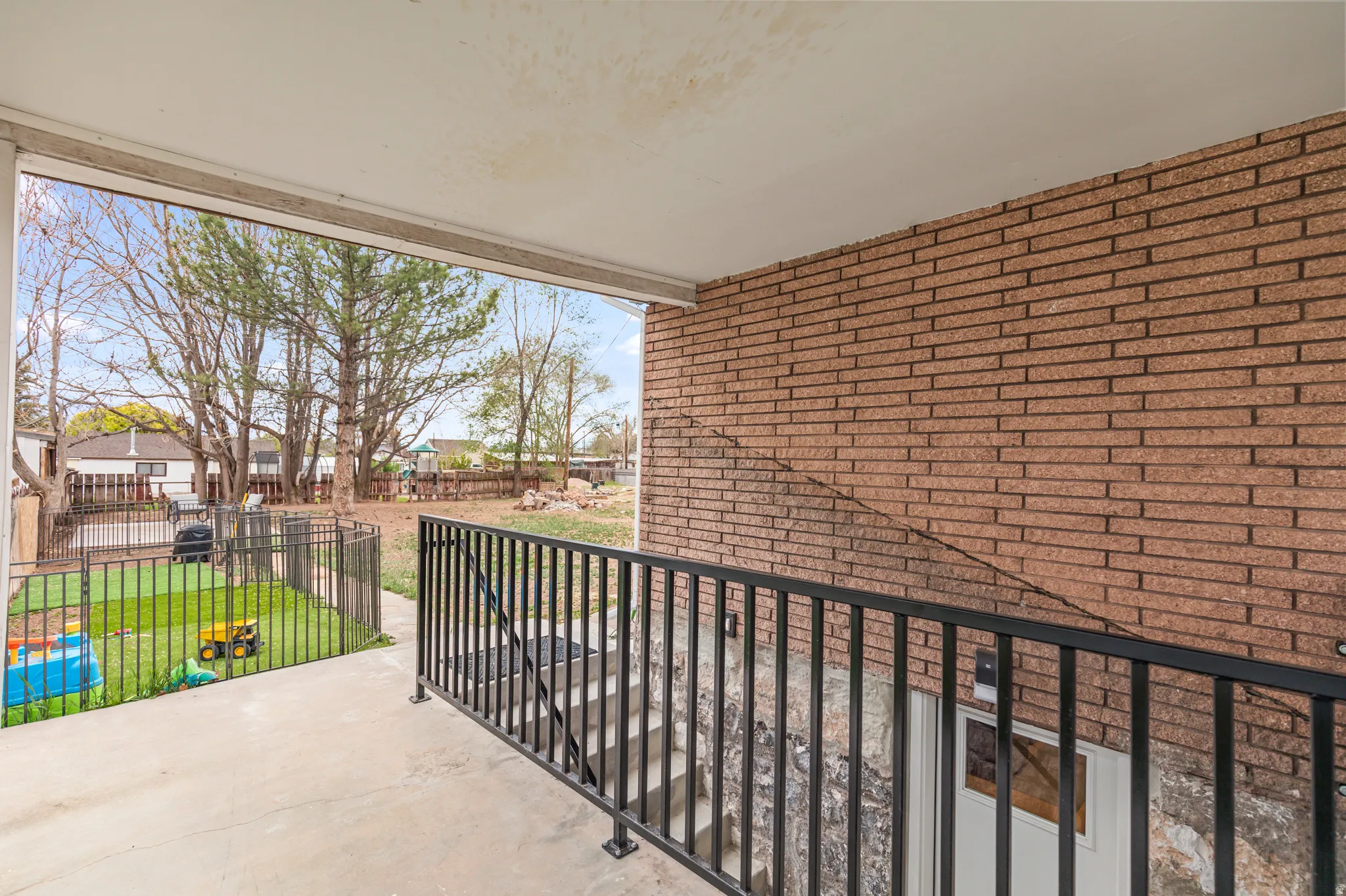 Covered patio with concrete flooring