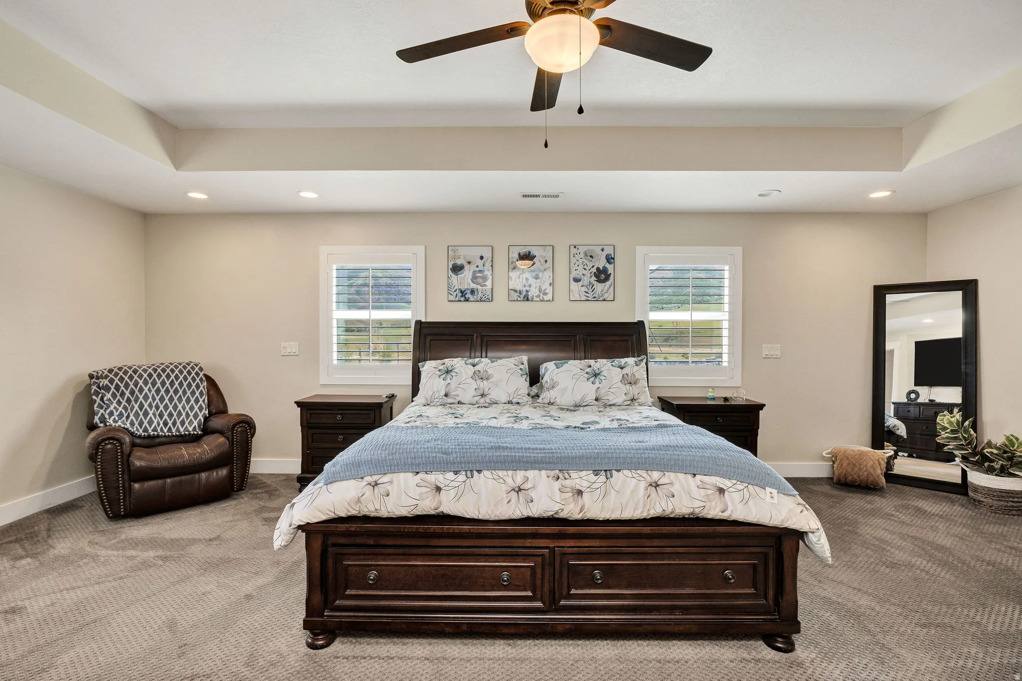 Recessed ceiling with tray detailing