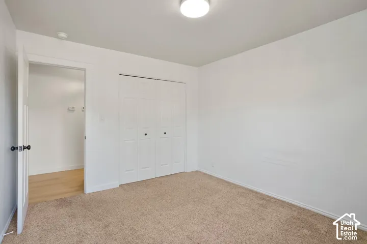 Neutral wall tones