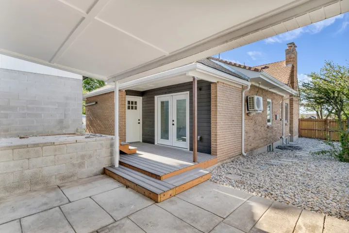 Covered patio area with large format paver flooring