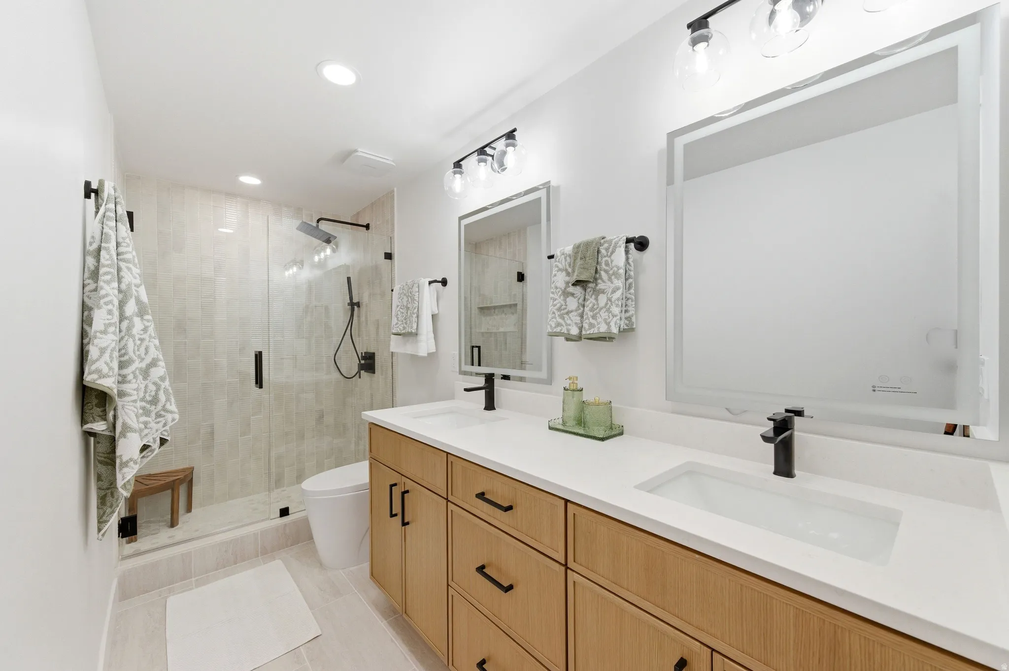 Dual vanity with undermount sinks and matte black fixtures